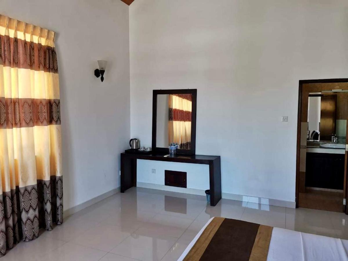 Aradhana Airport Transit Hotel كاتوناياكى المظهر الخارجي الصورة