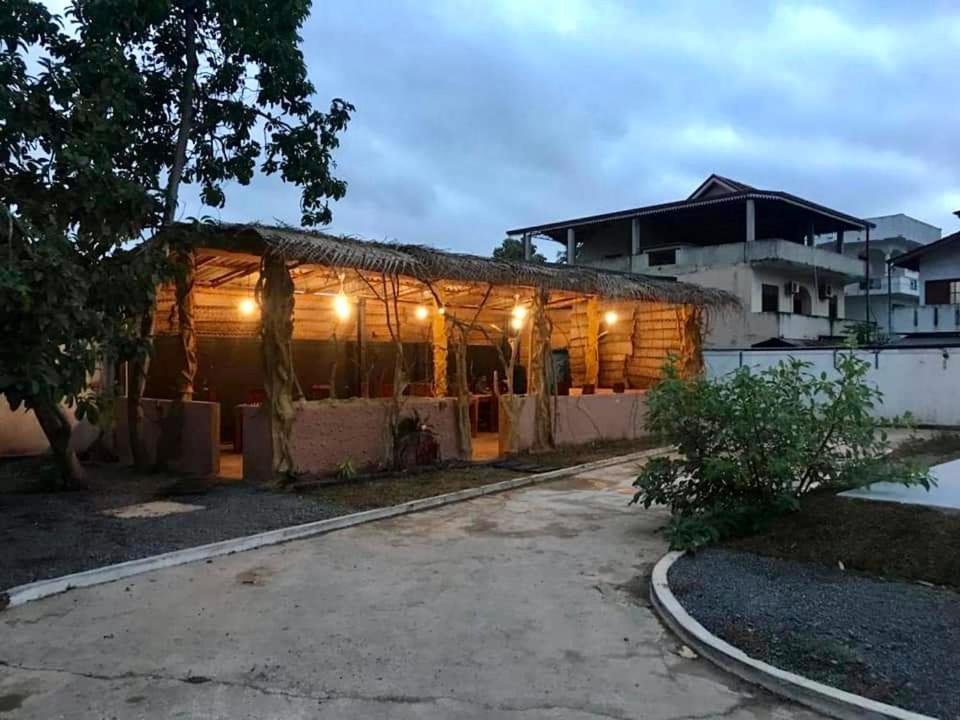 Aradhana Airport Transit Hotel كاتوناياكى المظهر الخارجي الصورة