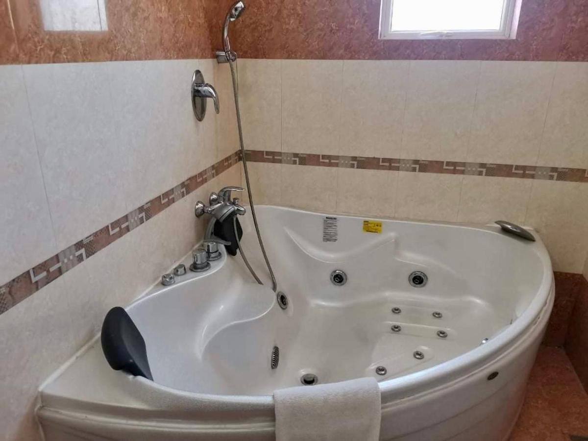 Aradhana Airport Transit Hotel كاتوناياكى المظهر الخارجي الصورة