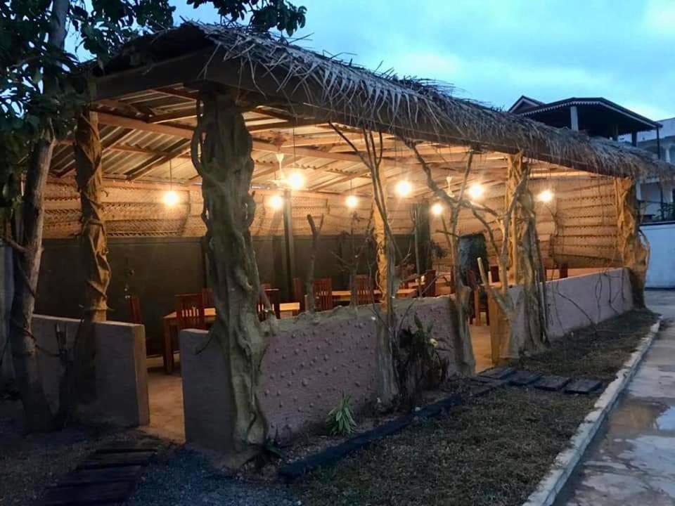 Aradhana Airport Transit Hotel كاتوناياكى المظهر الخارجي الصورة