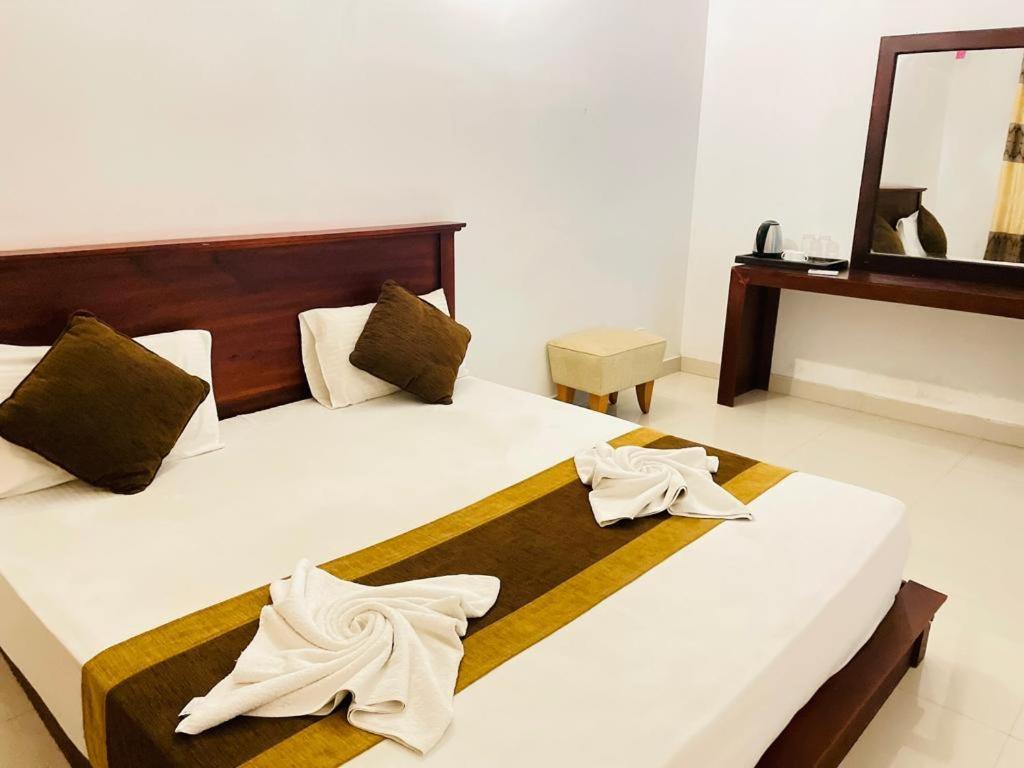 Aradhana Airport Transit Hotel كاتوناياكى المظهر الخارجي الصورة