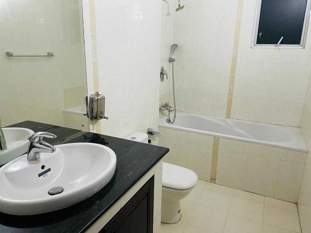 Aradhana Airport Transit Hotel كاتوناياكى المظهر الخارجي الصورة