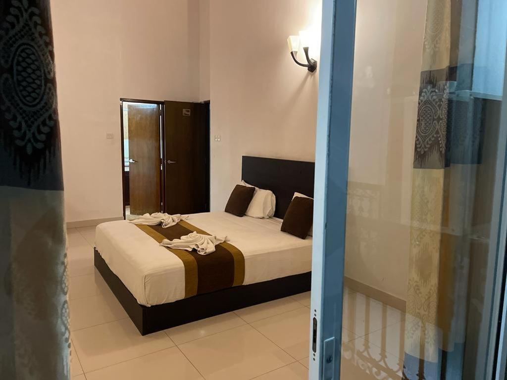 Aradhana Airport Transit Hotel كاتوناياكى المظهر الخارجي الصورة