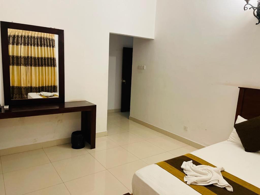 Aradhana Airport Transit Hotel كاتوناياكى المظهر الخارجي الصورة