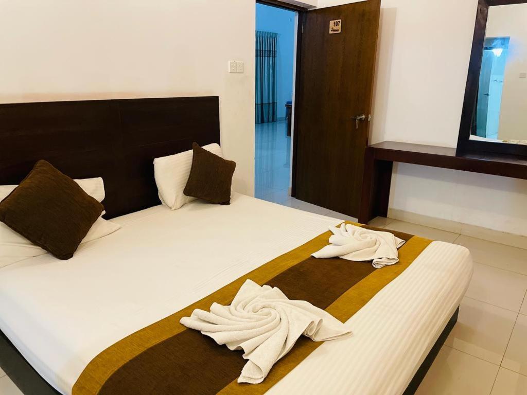 Aradhana Airport Transit Hotel كاتوناياكى المظهر الخارجي الصورة