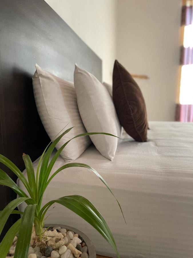 Aradhana Airport Transit Hotel كاتوناياكى المظهر الخارجي الصورة